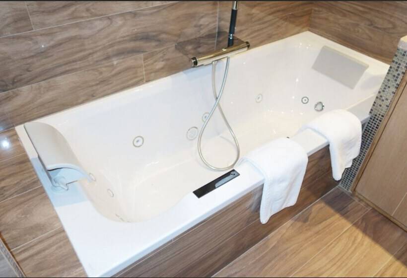 اتاق لوکس, Chez Virginie