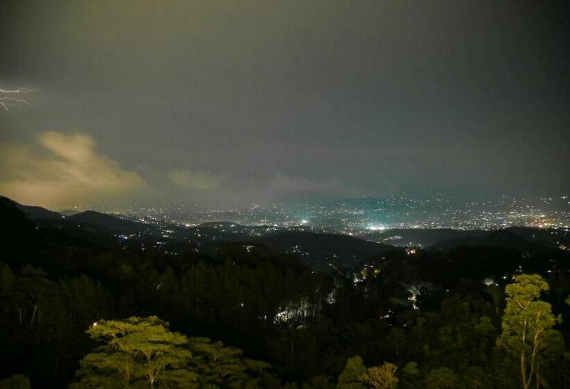 디럭스 룸 킹사이즈 침대, Bellwood Hills Resort & Spa