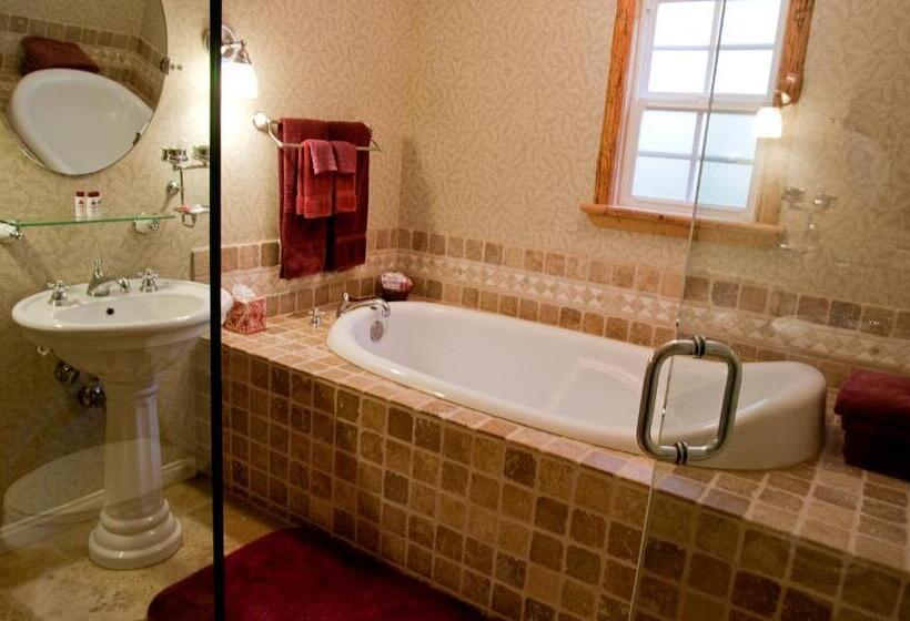 جناح جونيور, Circle Bar B Guest Ranch