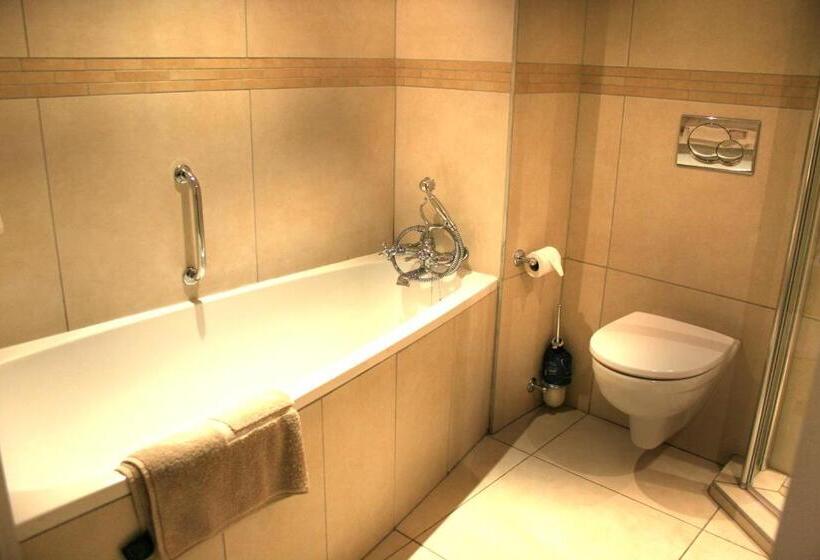 اتاق استاندارد با چشم‌انداز باغ, Queens Casino And