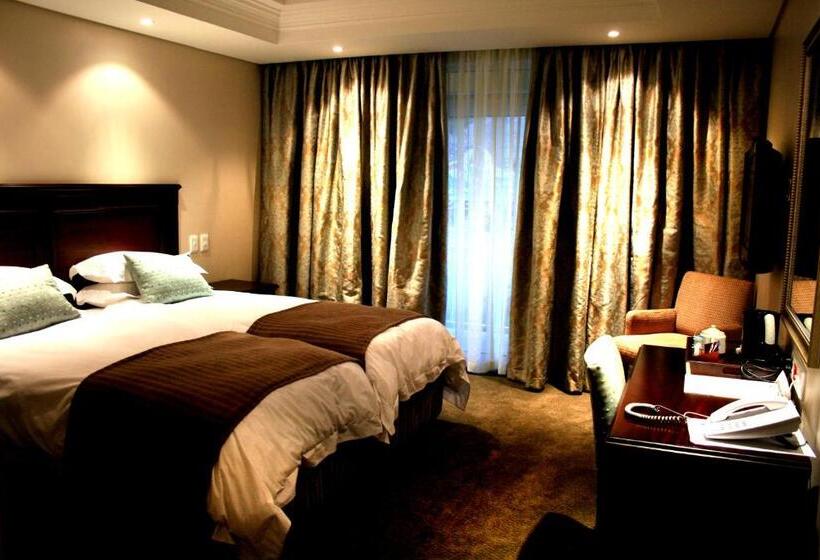 اتاق لوکس با بالکن, Queens Casino And