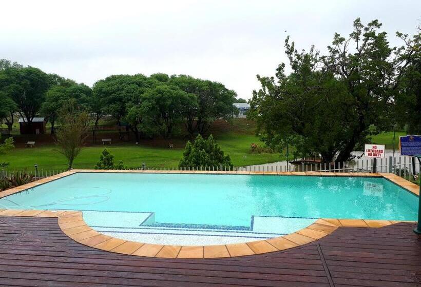 اتاق لوکس با بالکن, Queens Casino And