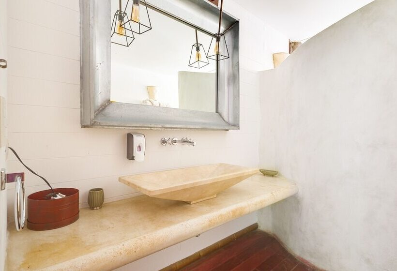 プールビュースイート, Selina Nosara