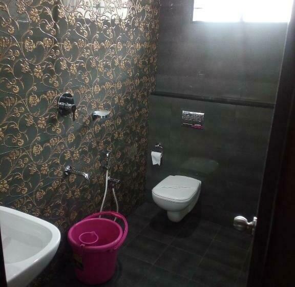 اتاق لوکس سه تخته, M K Arcade