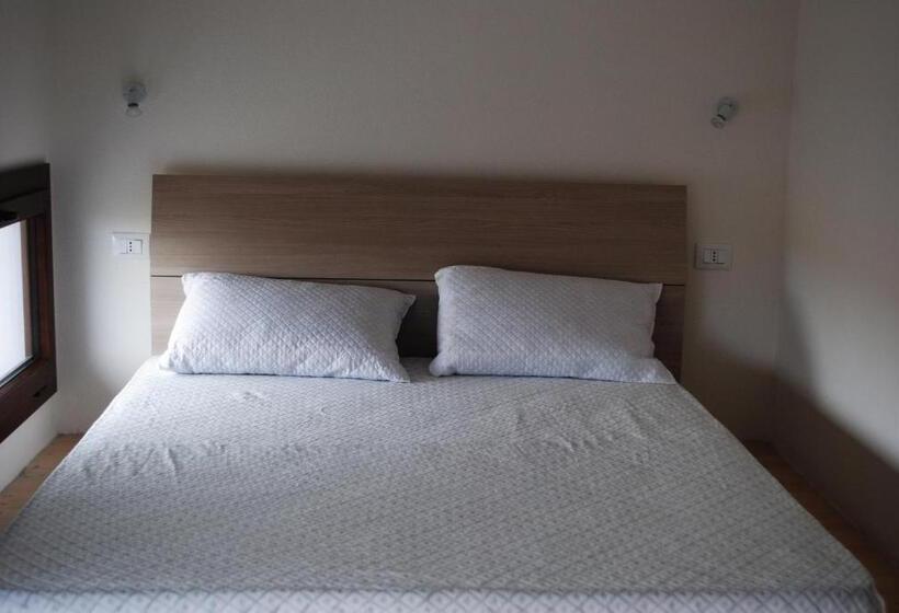 סטודיו משפחתי, Luxar Room