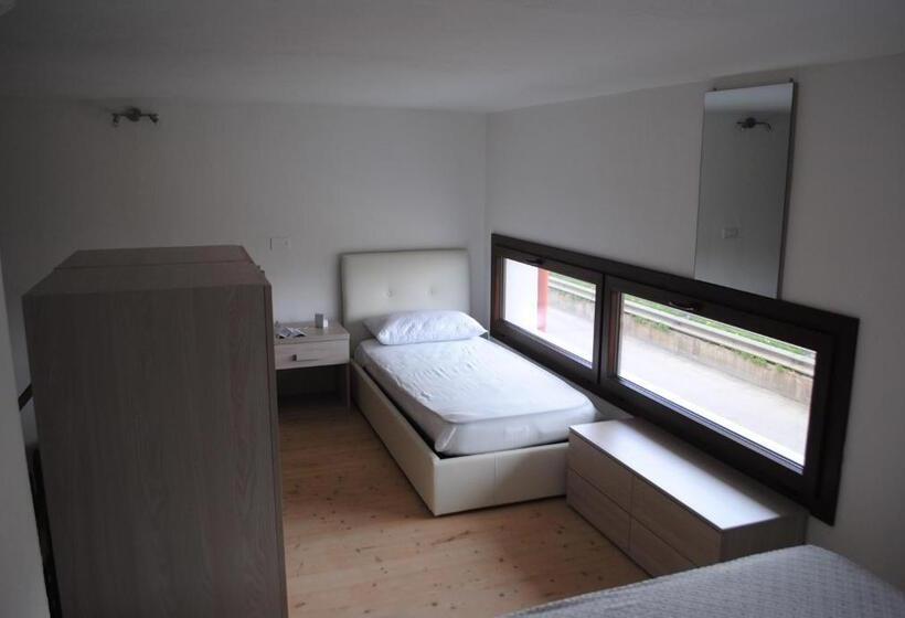 סטודיו משפחתי, Luxar Room