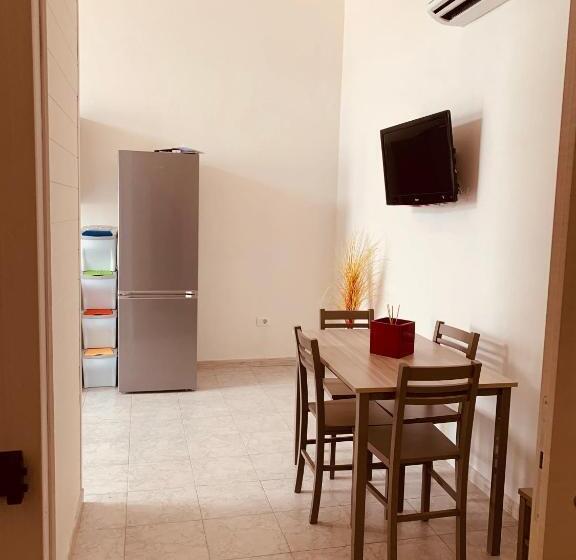 סטודיו משפחתי, Luxar Room