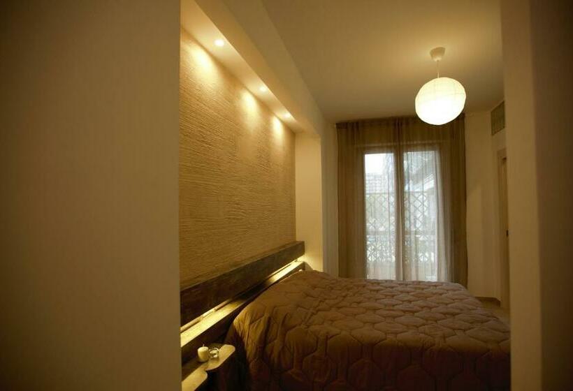 غرفة قياسية مزوَّدة بشُرفة, Phalanthos Taranto