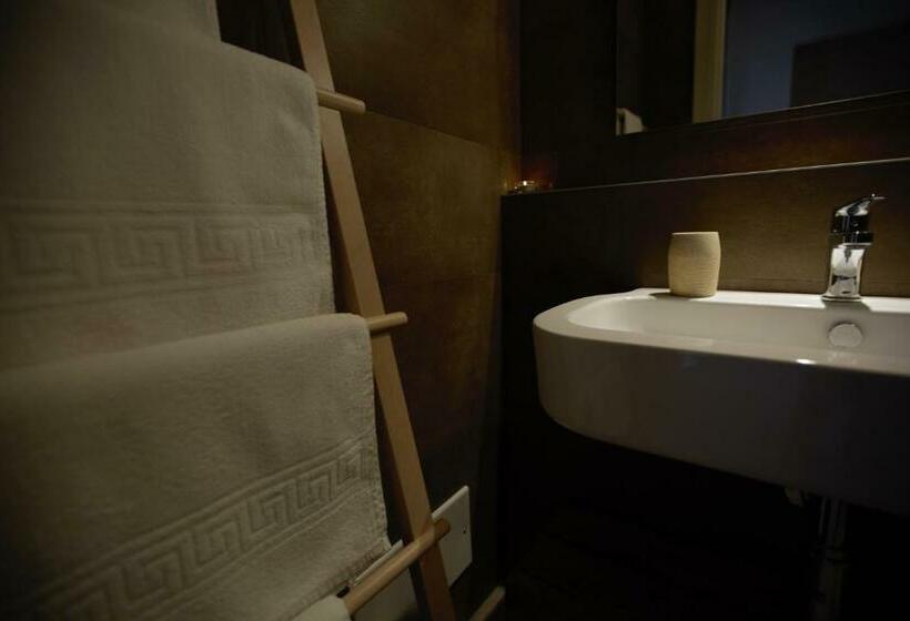 غرفة قياسية مزوَّدة بشُرفة, Phalanthos Taranto