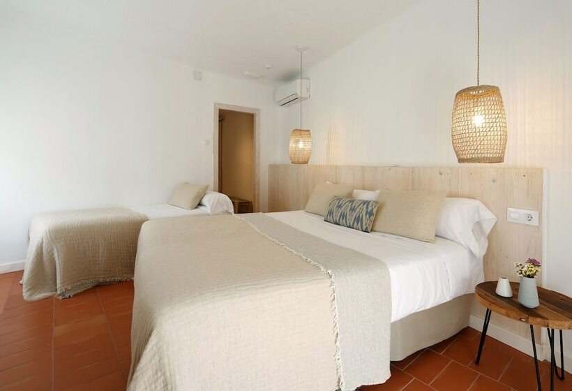 Номер Стандарт Трехместный, Hostal Ses Negres