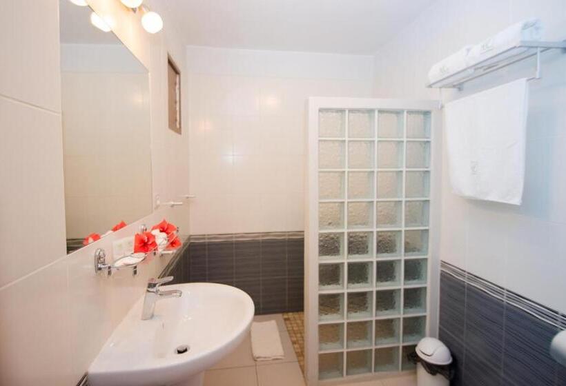 اتاق استاندارد با چشمانداز باغ, La Cigale