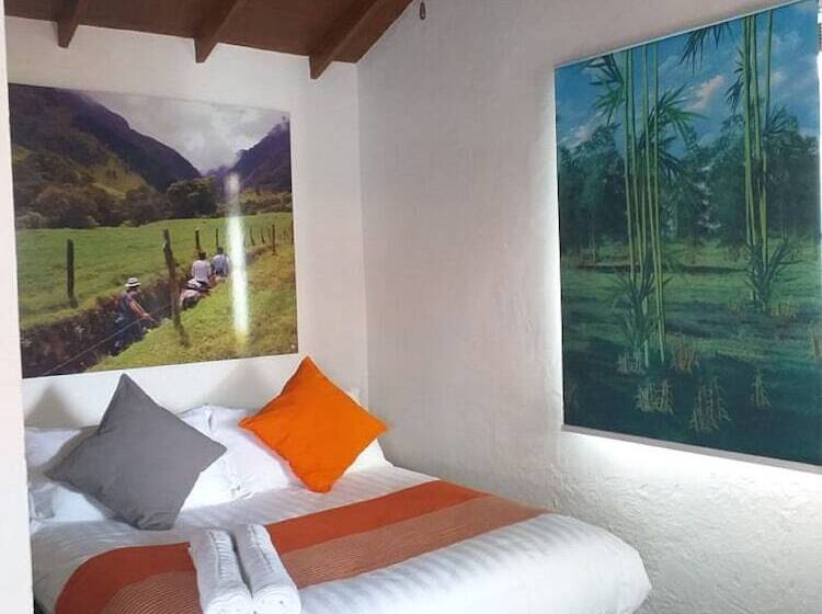 豪华房间, La Tia Emiss