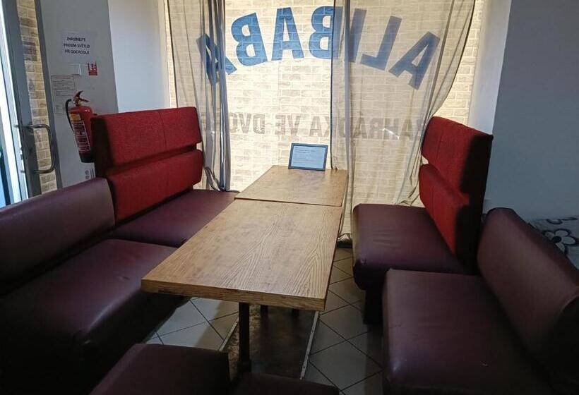 سرير فى غرفة مشتركه, U Betty   Ostrava Centrum