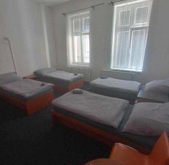 غرفة رباعية اقتصادية مع حمام مشترك, U Betty   Ostrava Centrum