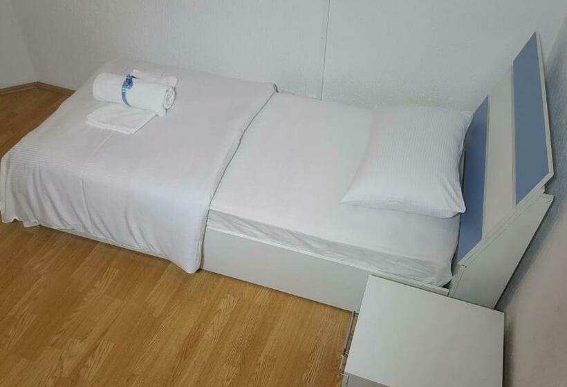 اتاق استاندارد با سرویس بهداشتی مشترک, Bus Station Hostel