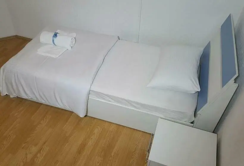 اتاق استاندارد با سرویس بهداشتی مشترک, Bus Station Hostel