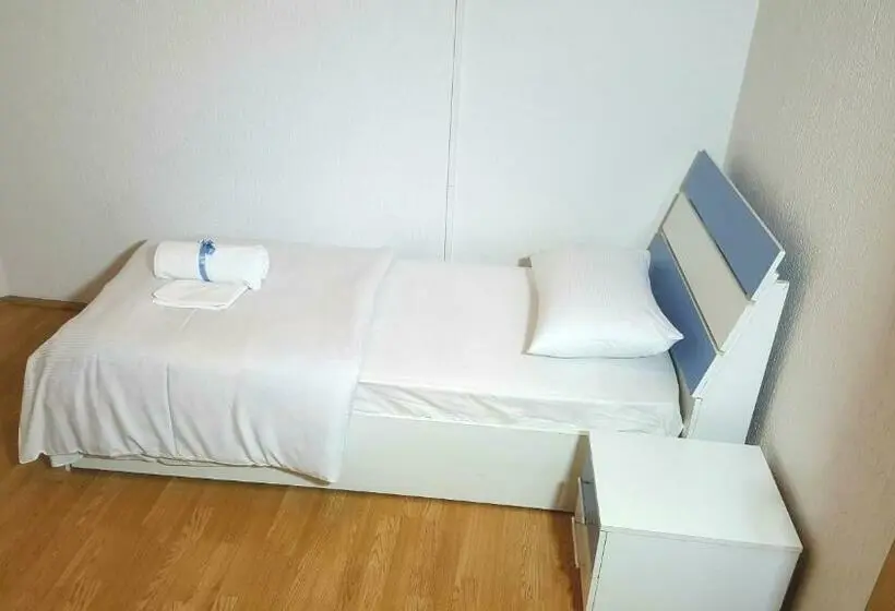 اتاق استاندارد با سرویس بهداشتی مشترک, Bus Station Hostel