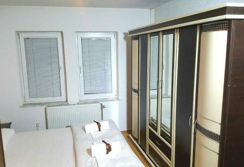 اتاق استاندارد با سرویس بهداشتی مشترک, Bus Station Hostel