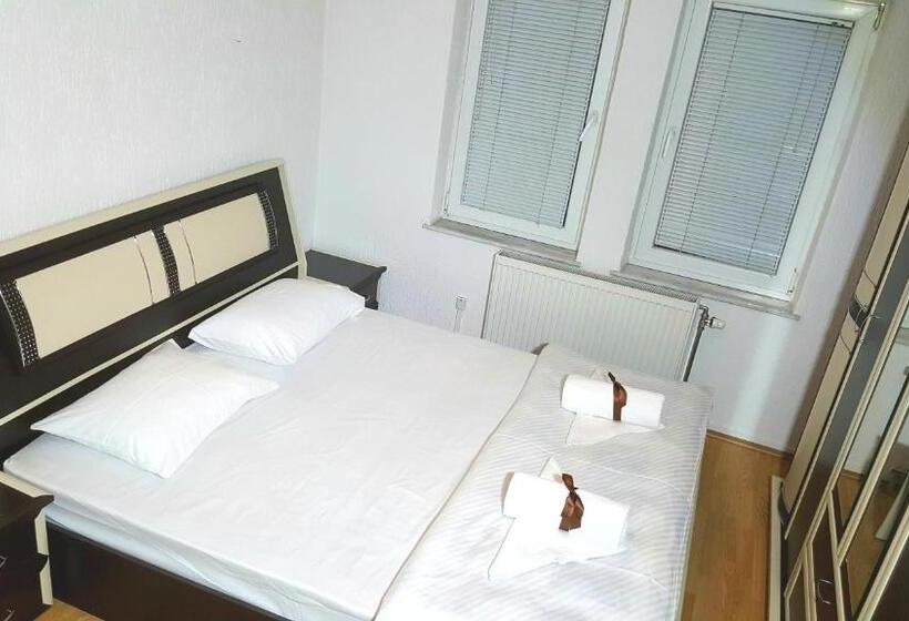 اتاق استاندارد با سرویس بهداشتی مشترک, Bus Station Hostel