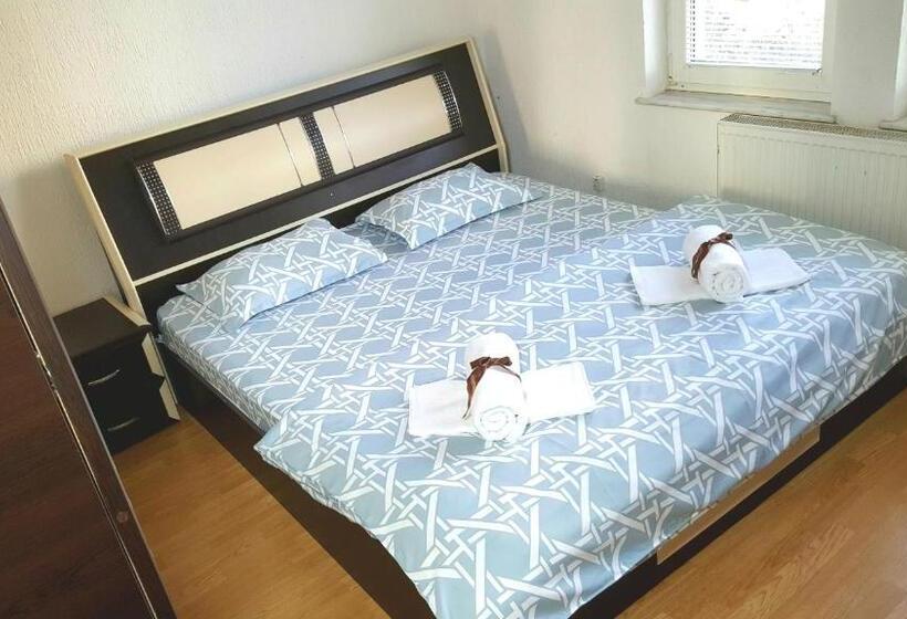 اتاق استاندارد با سرویس بهداشتی مشترک, Bus Station Hostel