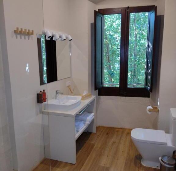 غرفة قياسية ثلاثية, Hostal De Bianya