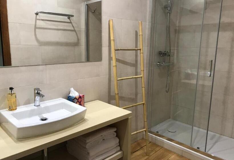 غرفة قياسية ثلاثية, Hostal De Bianya