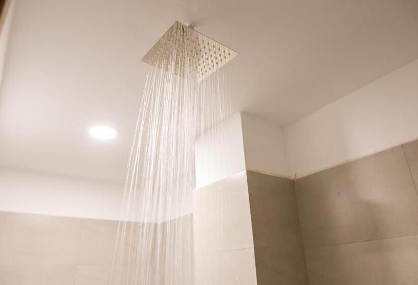 ルームシェアのワンベッド, The Big Easy Phnom Penh