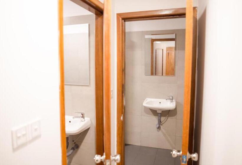 ルームシェアのワンベッド, The Big Easy Phnom Penh