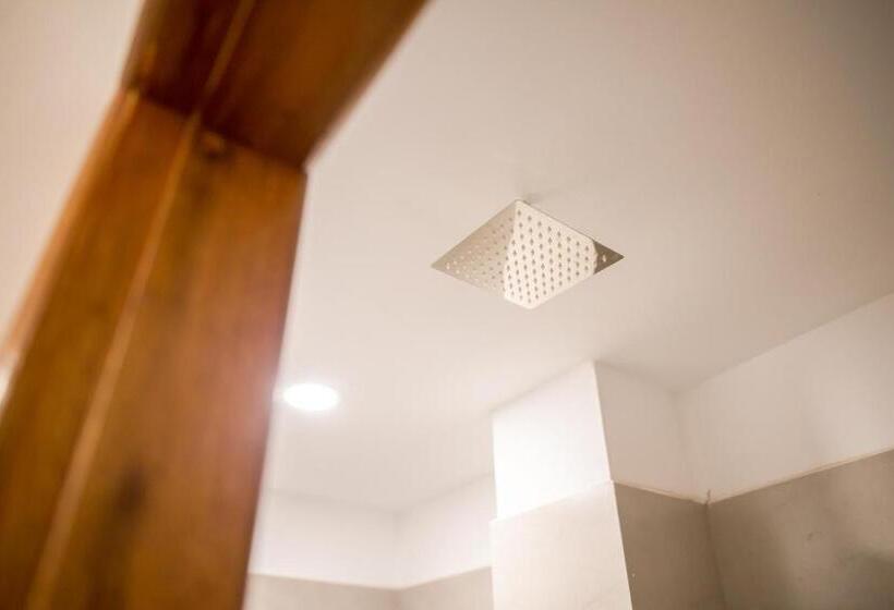 ルームシェアのワンベッド, The Big Easy Phnom Penh