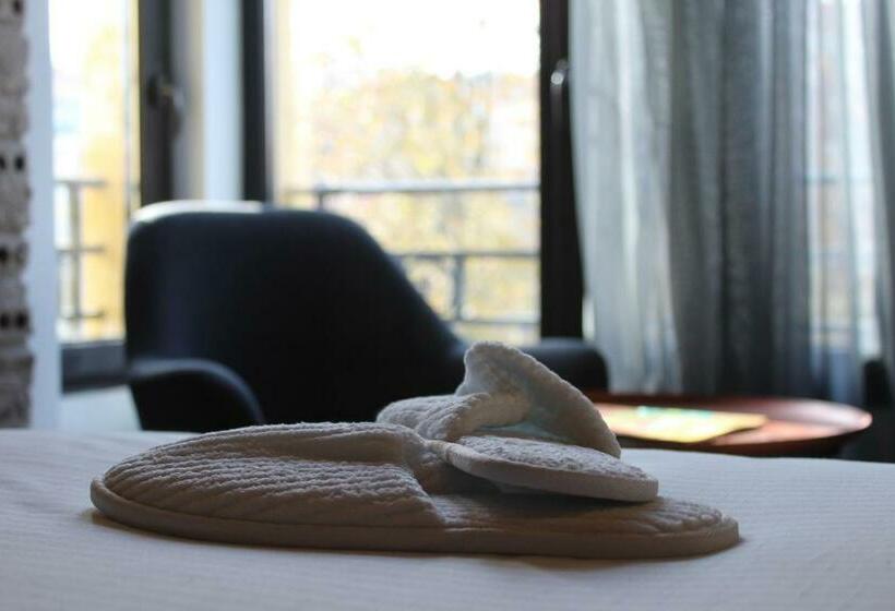 اتاق لوکس با تخت بزرگ, Tayko Bilbao