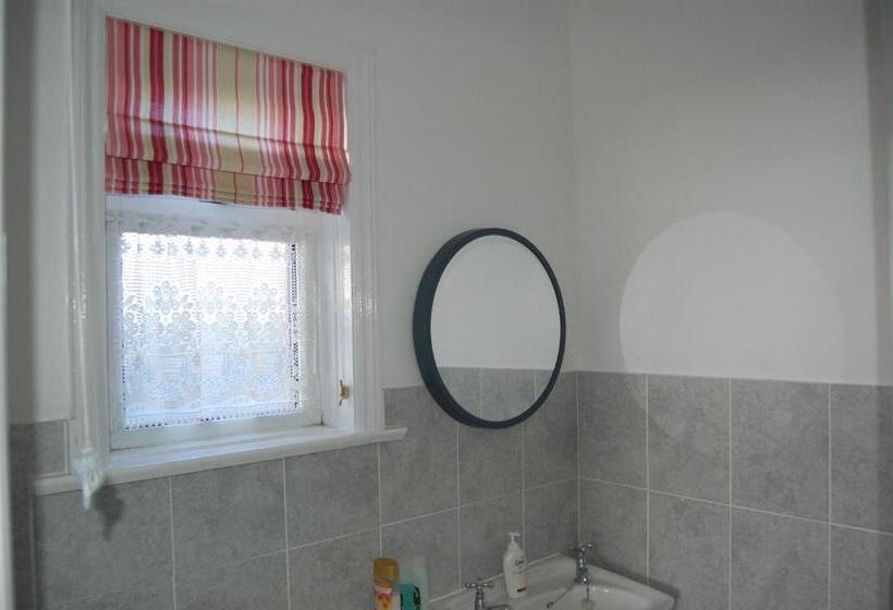 חדר משפחתי, Trevarner Guest House