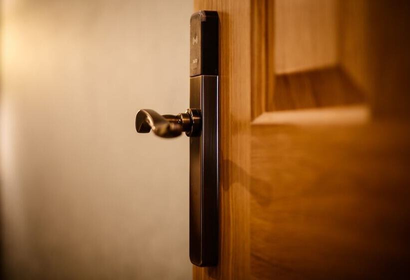 Номер Стандарт, Avalon House