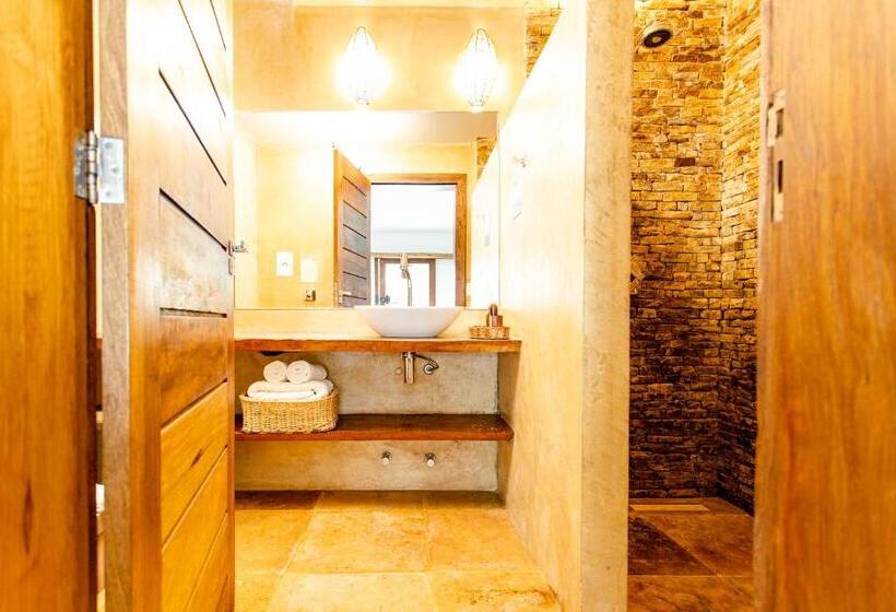 سوییت با چشم‌انداز استخر, Villamag