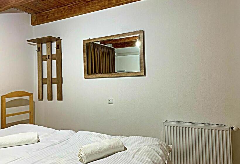 غرفة كلاسيكية ثلاثية, Old City