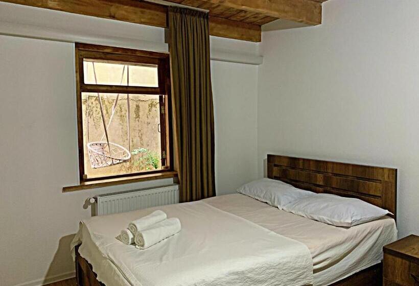 غرفة كلاسيكية ثلاثية, Old City