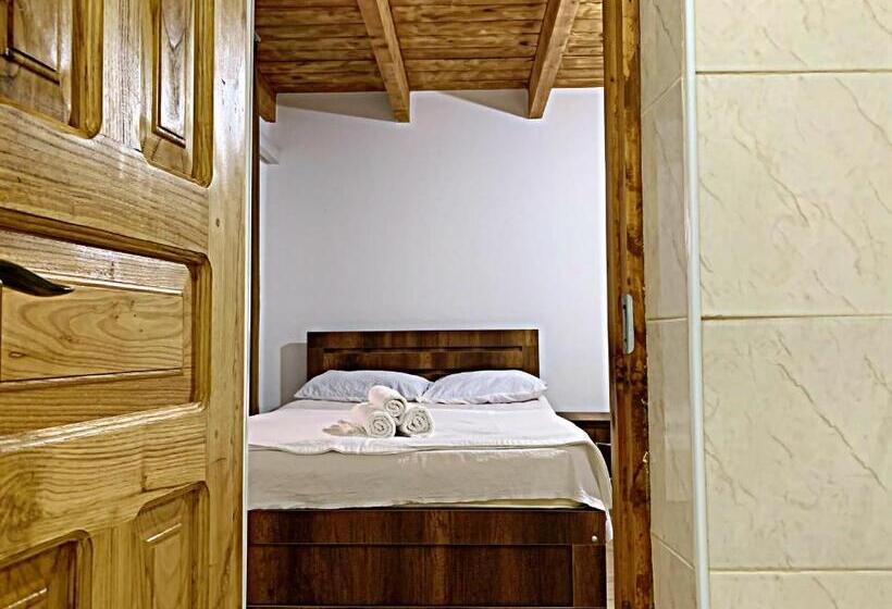 غرفة كلاسيكية ثلاثية, Old City