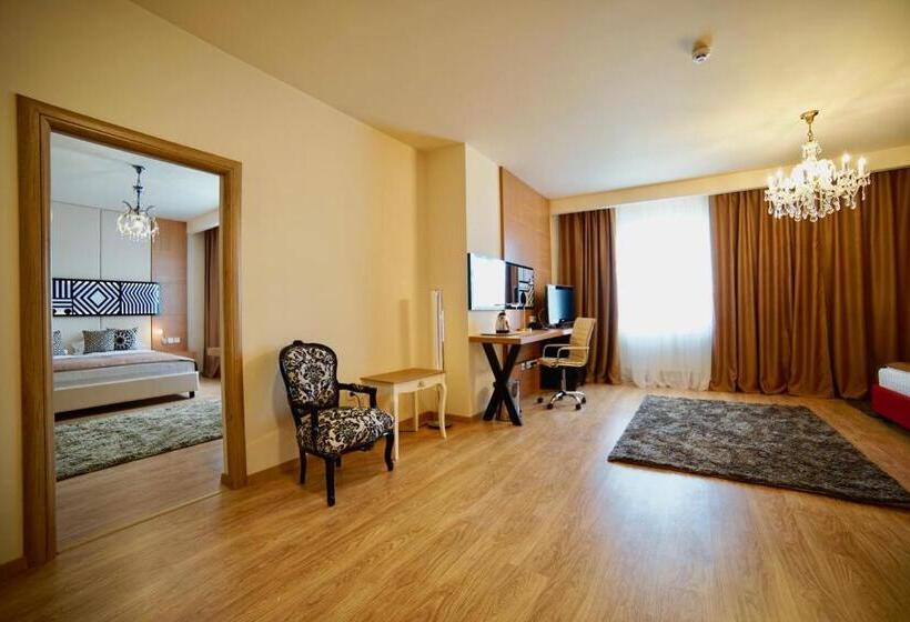 شقة غرفتين, Astoria