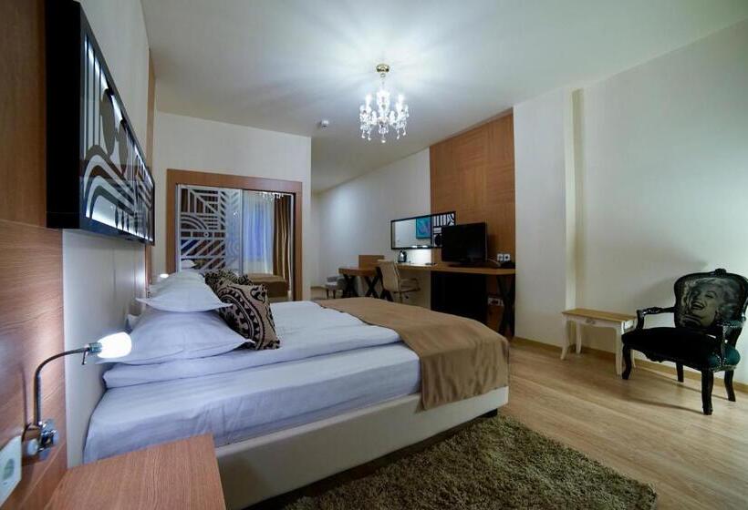 غرفة قياسية فردية, Astoria