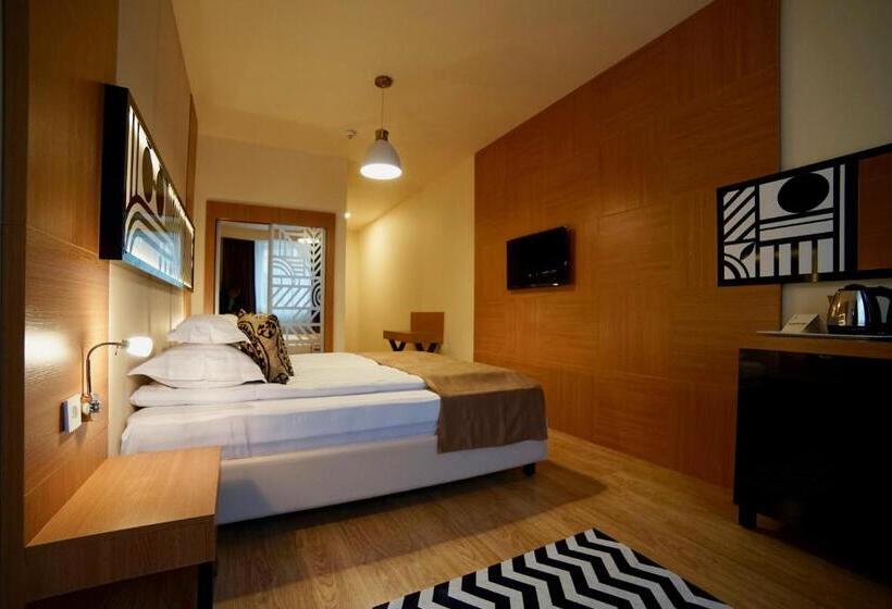 غرفة عائلية, Astoria