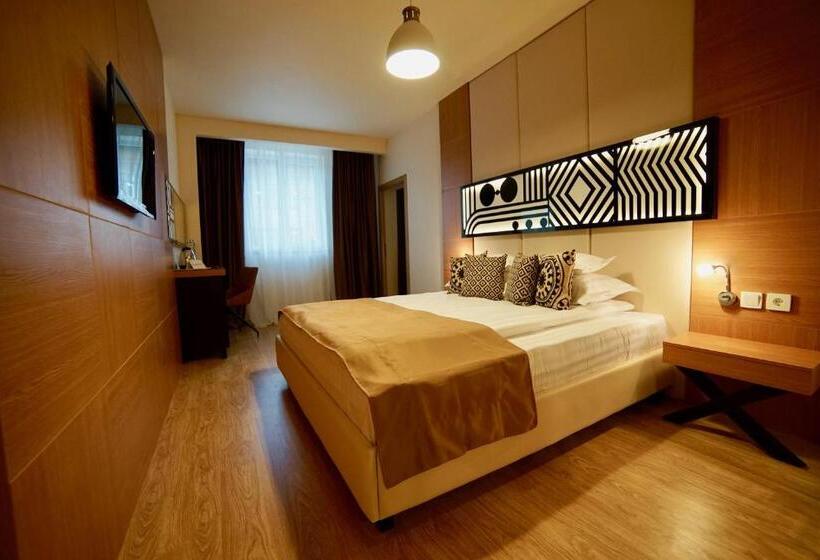 غرفة عائلية, Astoria