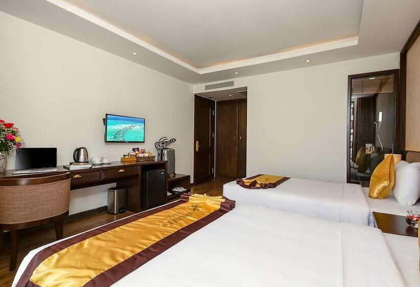اتاق لوکس سه تخته, Palazzo Da Nang Beach