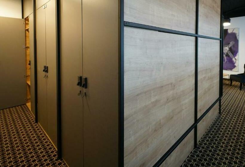 تختخواب در اتاق مشترک, Chors Like A Hotel   1st World Nft Block & Art Capsule Hostel Metachors