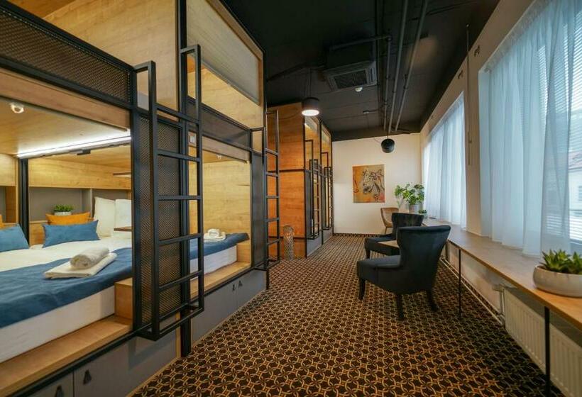 تختخواب در اتاق مشترک, Chors Like A Hotel   1st World Nft Block & Art Capsule Hostel Metachors