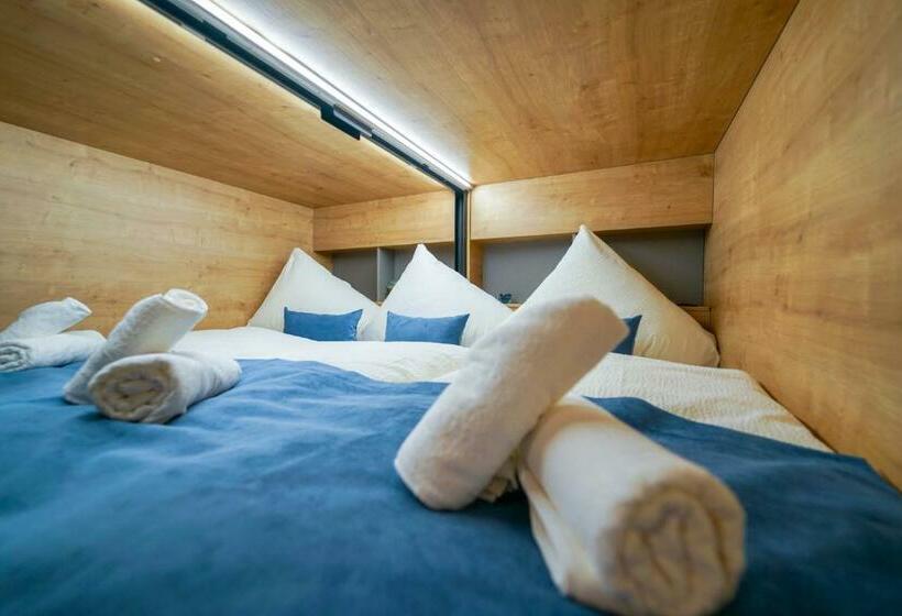 تختخواب در اتاق مشترک, Chors Like A Hotel   1st World Nft Block & Art Capsule Hostel Metachors