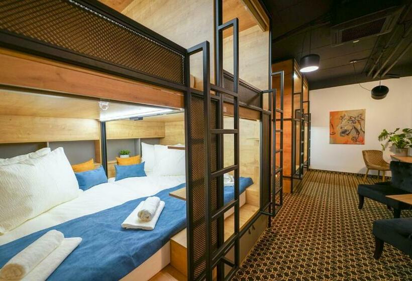 تختخواب در اتاق مشترک, Chors Like A Hotel   1st World Nft Block & Art Capsule Hostel Metachors