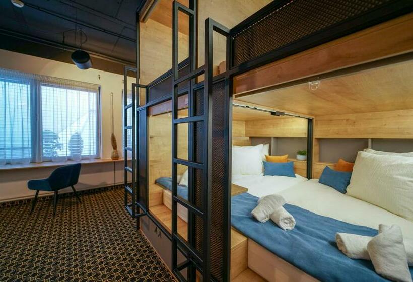 تختخواب در اتاق مشترک, Chors Like A Hotel   1st World Nft Block & Art Capsule Hostel Metachors