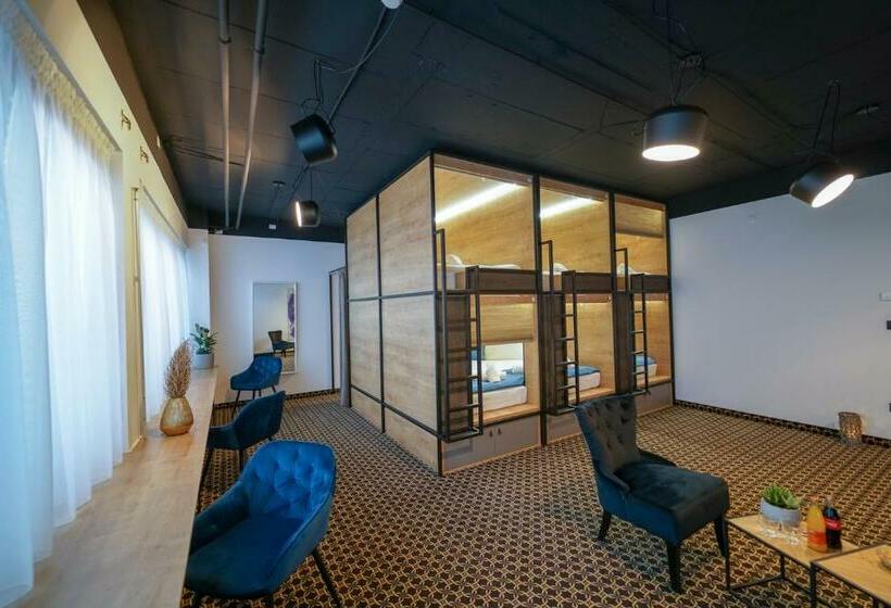 تختخواب در اتاق مشترک, Chors Like A Hotel   1st World Nft Block & Art Capsule Hostel Metachors