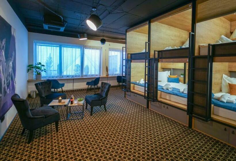 تختخواب در اتاق مشترک, Chors Like A Hotel   1st World Nft Block & Art Capsule Hostel Metachors