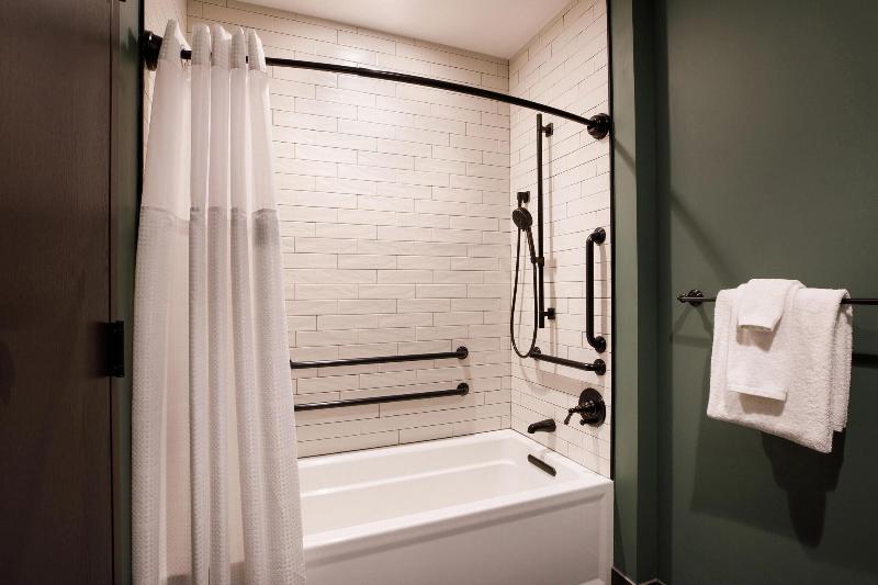 キングサイズベッドのスタンダードルーム, Cyrus Hotel, Topeka, A Tribute Portfolio