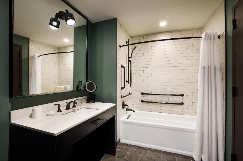 キングサイズベッドのスタンダードルーム, Cyrus Hotel, Topeka, A Tribute Portfolio